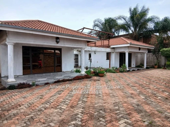 Grand 6-Bedroom Executive Residence Belvedere West