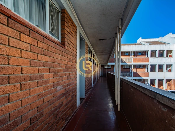 2 Bedroom Flat & Apartment