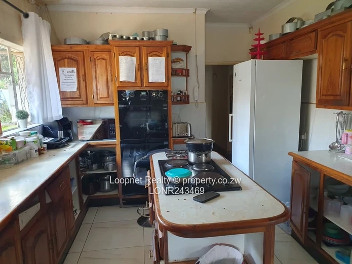 Spacious Greystone Park 4-Bed with Borehole
