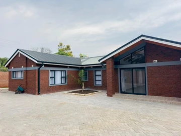 3 Bedroom Flat & Apartment