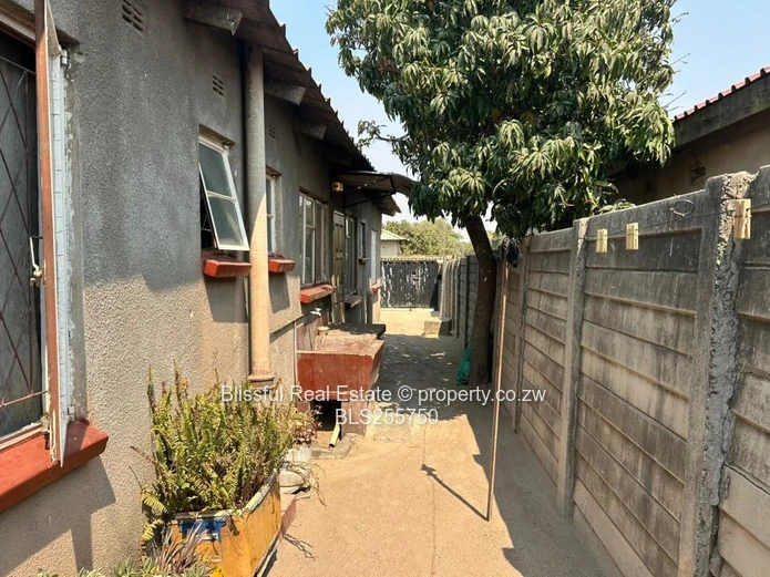 4 bedroom house for sale in Chitungwiza unit k-DEEDS, Nostro Accepted