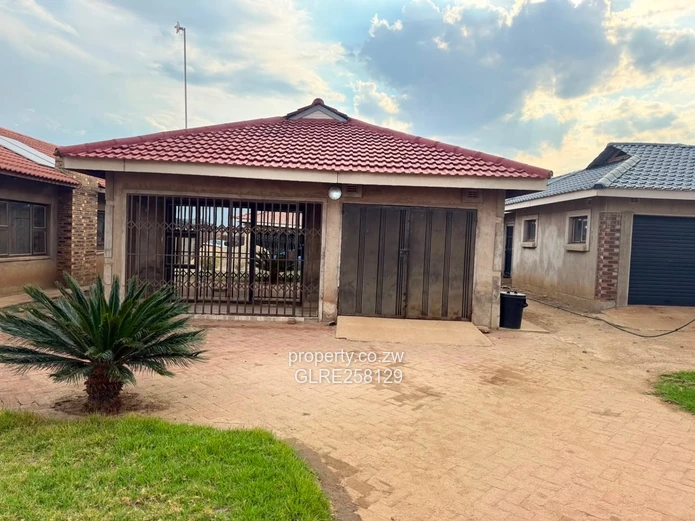 Glaudina 4-Bed Home - Tiled Roof, Garage & Garden