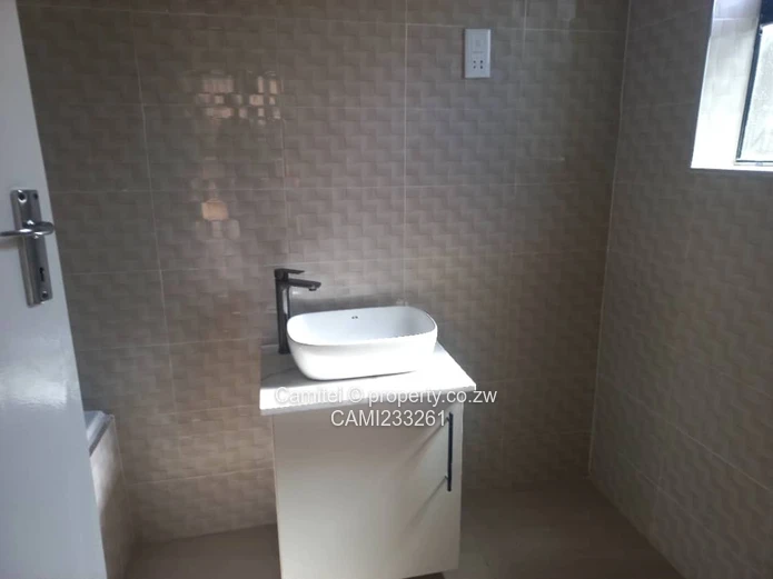 Modern 3-Bed Arlington Home - Fitted Kitchen & Water Tank