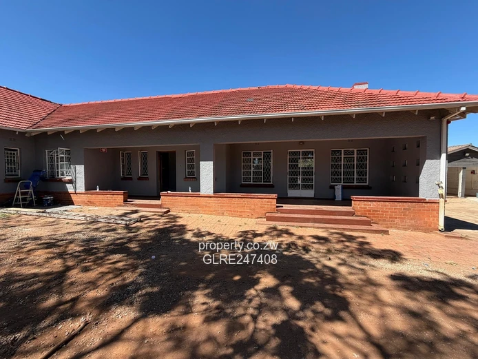 Spacious 450m² Office on 600m² with Borehole — Milton Park