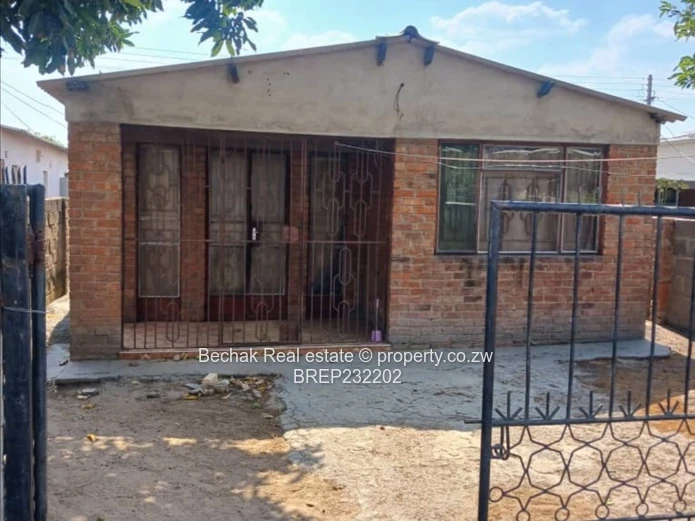 Secure Walled Brick 4BR Home with Veranda — Cowdray Park