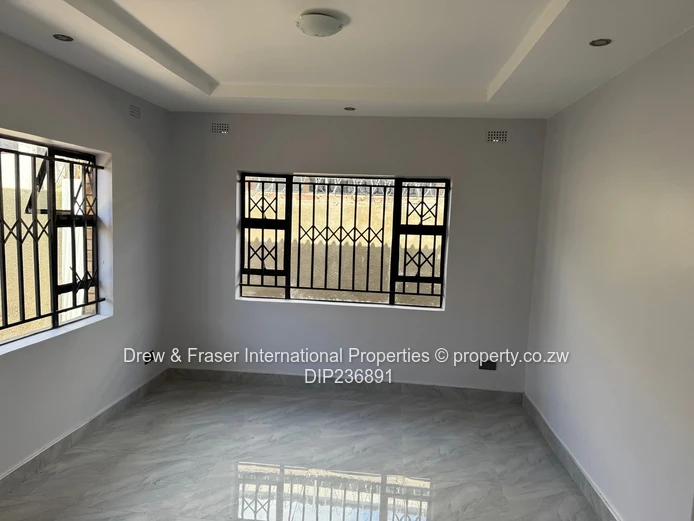 Stylish 4-Bed Fidelity Home - Fitted Kitchen & Tank