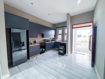 3 Bedroom Flat & Apartment