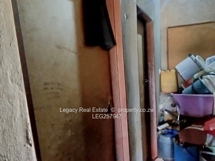 4-Bed Walled Home with Verandah & Garden — Manyame Park