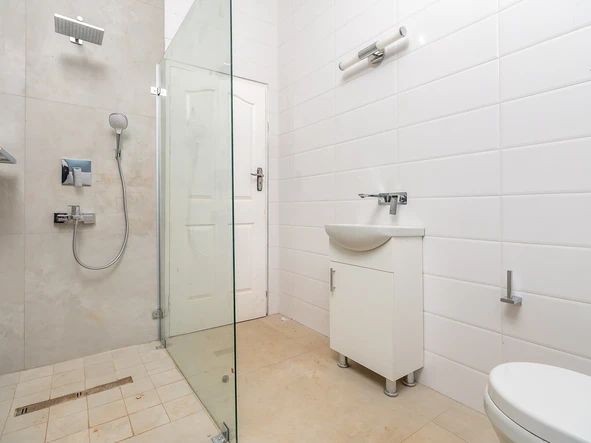 3 Bedroom Flat & Apartment