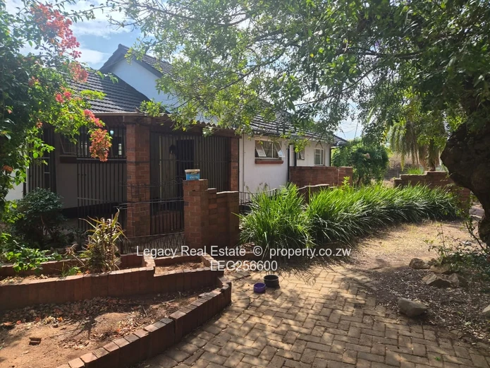 Spacious 3BR Bungalow on 2000m² with Borehole — Mabelreign