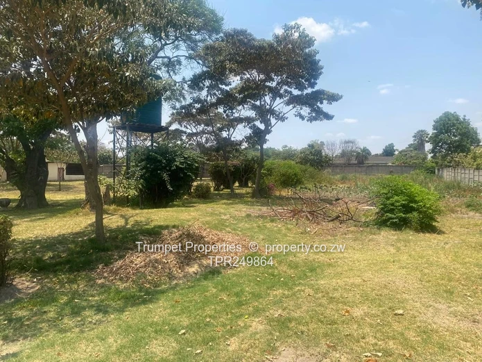 Spacious 5-Bed Family Home on 4,314m² with Pool – Hatfield