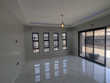 2 Bedroom Flat & Apartment