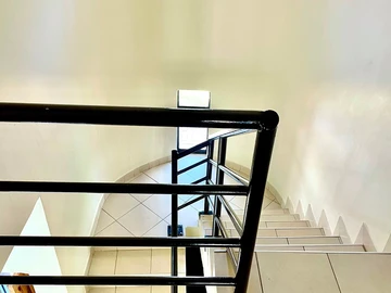 6 Bedroom Flat & Apartment