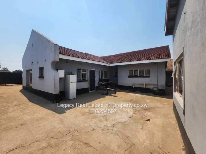 Spacious 3-Bed New Marlborough — Fitted Kitchen, Tiled Baths & Cottage (Sole Mandate)