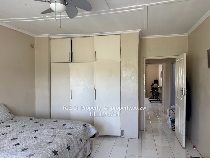 Family Home In The Heart of Burnside!