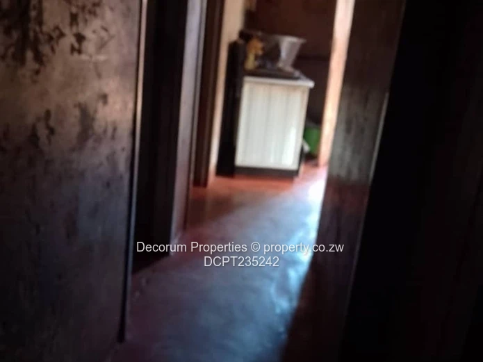 6-Bed Fixer on 276m² with Walled Yard in Kuwadzana