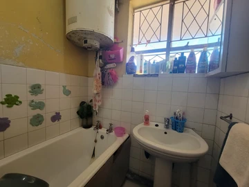 2 Bedroom Flat & Apartment