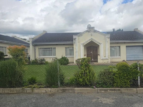 Solid Cluster Home in the Heart of Greendale