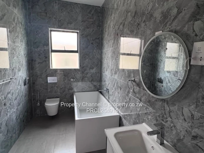 Modern 4-Bed Apartment in Marlborough
