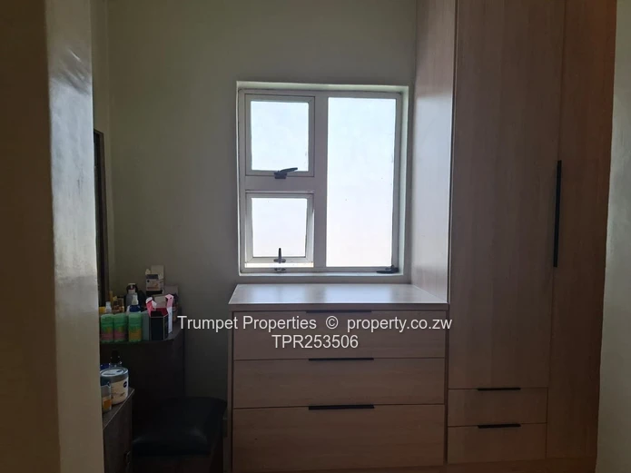 Avondale West: 4BR duplex flat with Garage & Garden