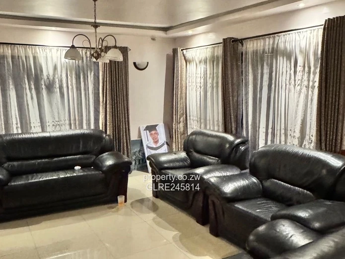 Stylish 4-Bed in Madokero - Borehole & Island Kitchen