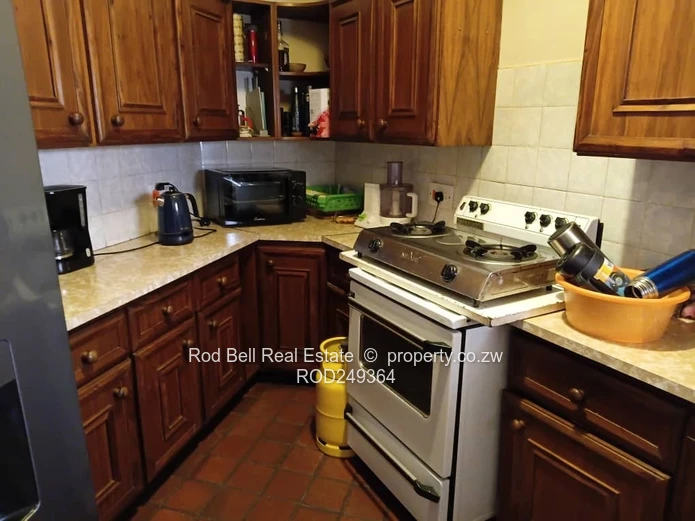 2BR Townhouse in Greendale - Cozy Lounge & Fitted Kitchen