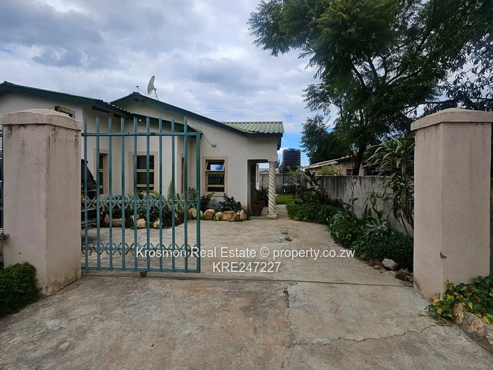 Cherutombo Gated walled 3-Bed with Garden, En-Suite & Decorative Ceilings — Marondera (Sole Mandate)