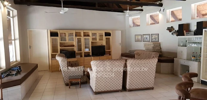 Kingfisher Lodge - Thatched lodge at Msuna Island in Victoria Falls