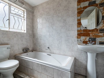 4 Bedroom Flat & Apartment