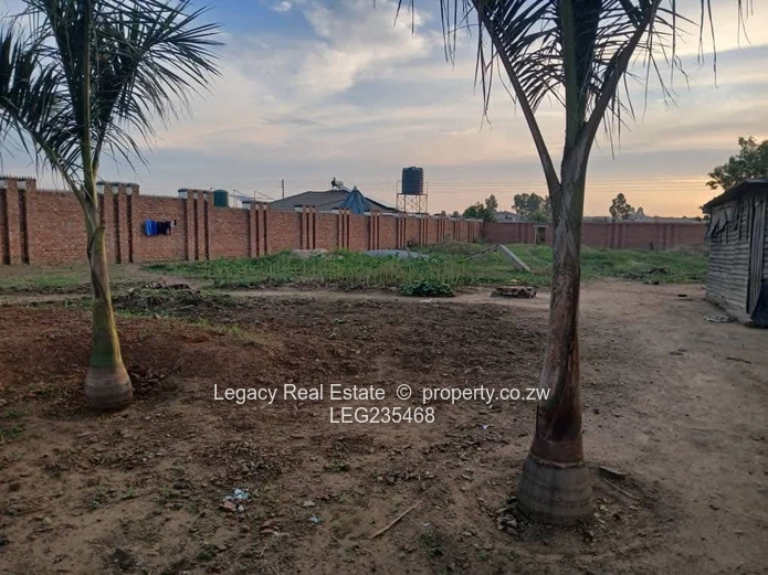 Build Big in Haydon Park with this Walled & Serviced Stand