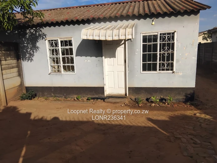 Neat 2-Bed Home in Mufakose - Garden, Good ZESA (Sole Mandate)