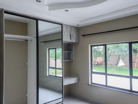 4 Bedroom Flat & Apartment