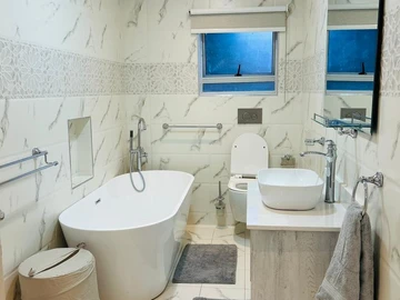 3 Bedroom Flat & Apartment