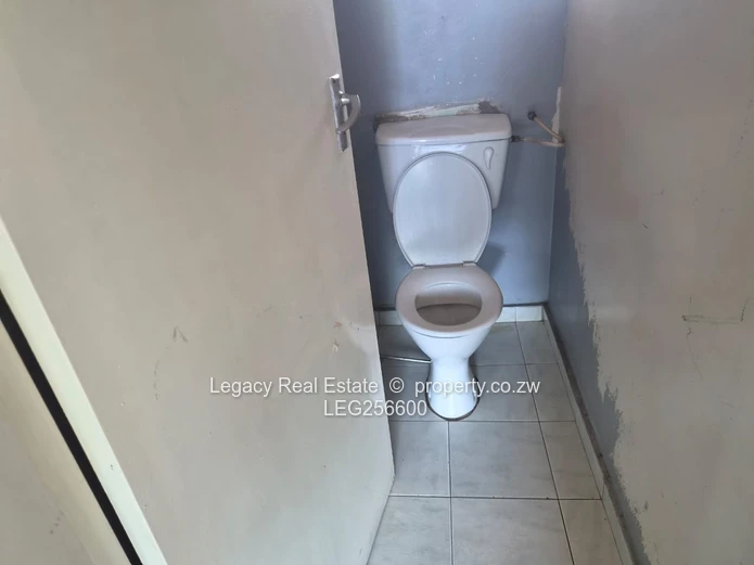 Spacious 3BR Bungalow on 2000m² with Borehole — Mabelreign