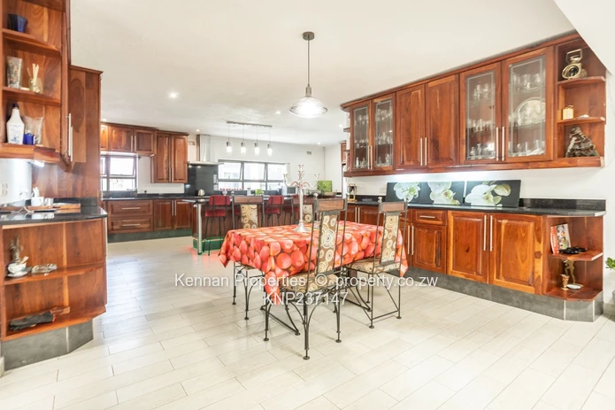 Executive 5 bedroom home with 3 bed cottage in prime area (Sole Mandate)