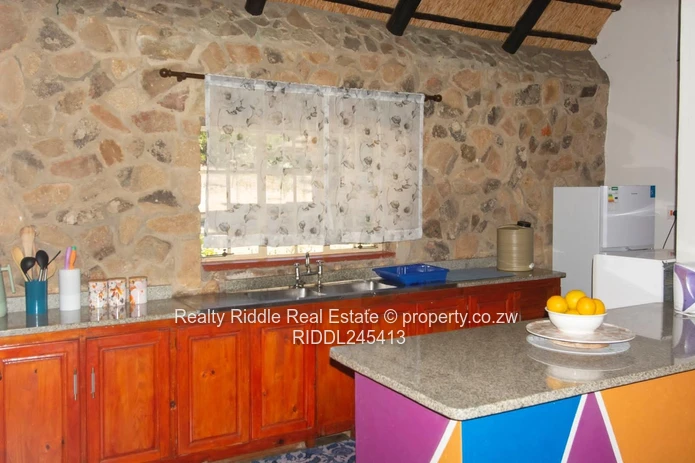 Nyanga Thatched Stone Lodge — Fireplace, AC & Wi-Fi