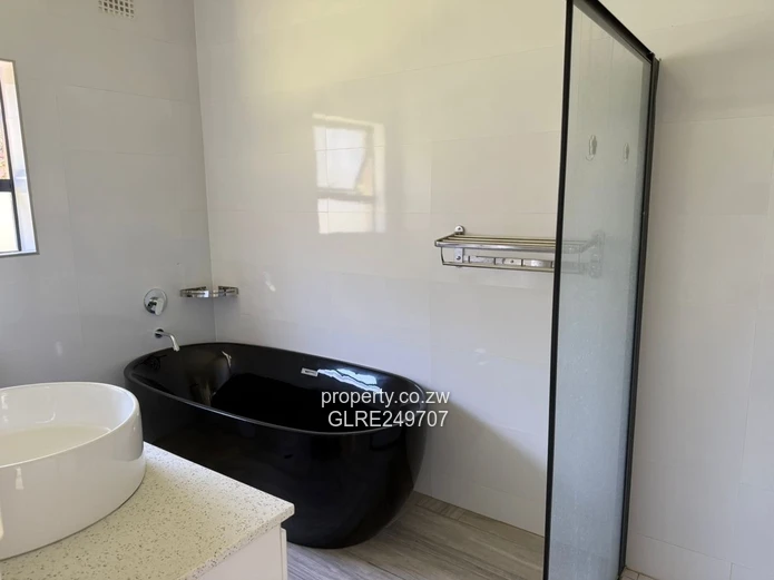 Stone-clad 4-Bed Mount Pleasant Apt - Pool & Borehole