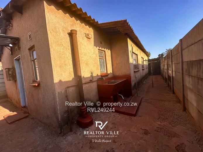 Warren Park 5-Bed Home - Walled, Garage & Garden