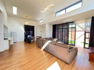 3 Bedroom Flat & Apartment