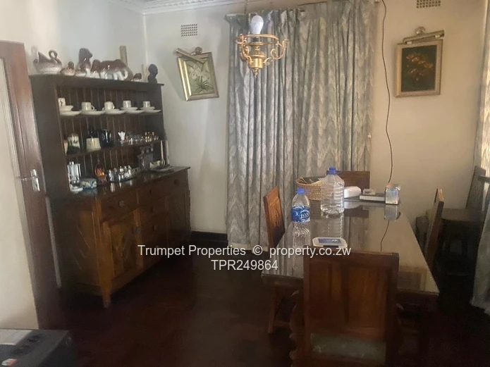Spacious 5-Bed Family Home on 4,314m² with Pool – Hatfield