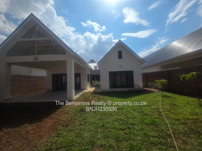 Up Market Townhouse In Pomona/Borrowdale