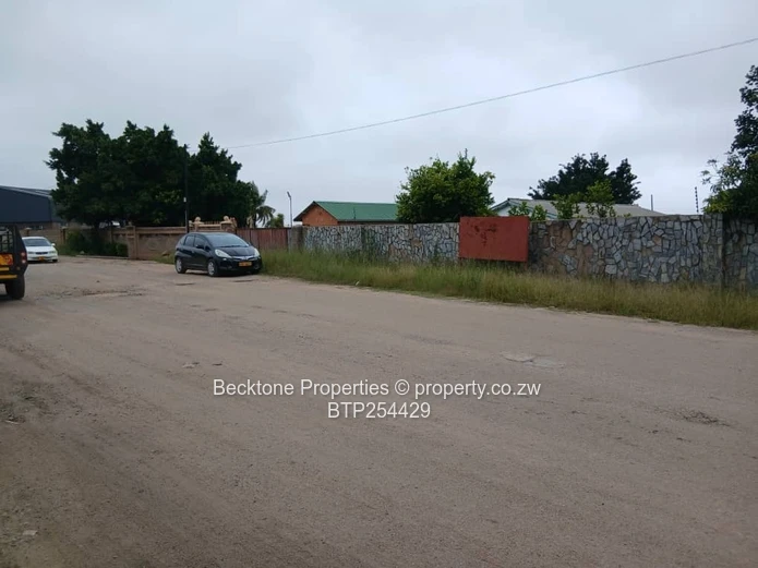 Luveve 4-Bed Family Home on 2900m² with Flatlet