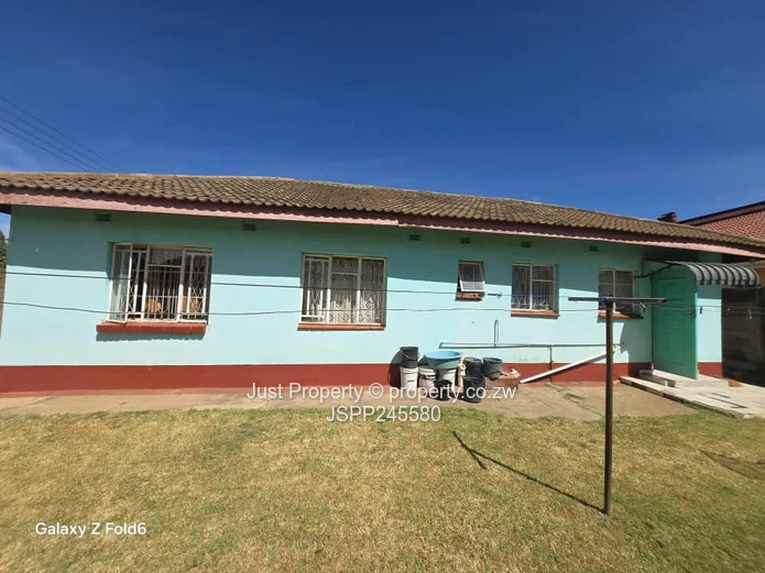 Bright 5-Bed Family Home with Garden & Secure Wall, Katanga (Sole Mandate)