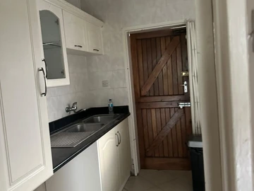 2 Bedroom Flat & Apartment