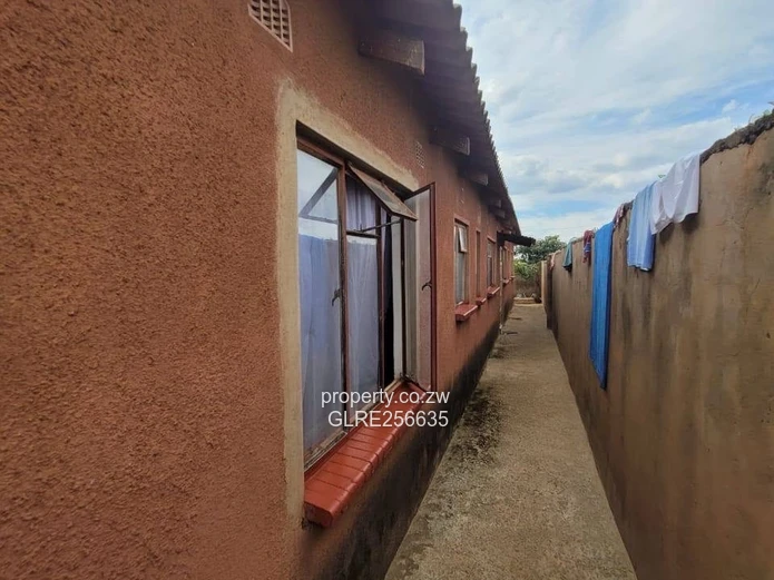 Spacious 6-Bed Granary Park Home — Tiled Verandah & Walled Yard