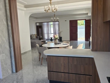 4 Bedroom Flat & Apartment