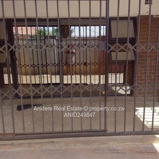 Dzivarasekwa Brick 4-Bed: Walled, Paved & Fitted Kitchen