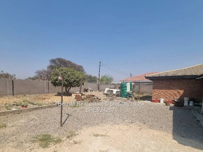 Secure walled 5-bed home in Parklands with borehole
