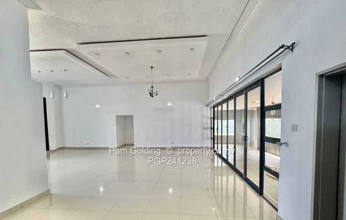 Upmarket Townhouse - Helensvale 