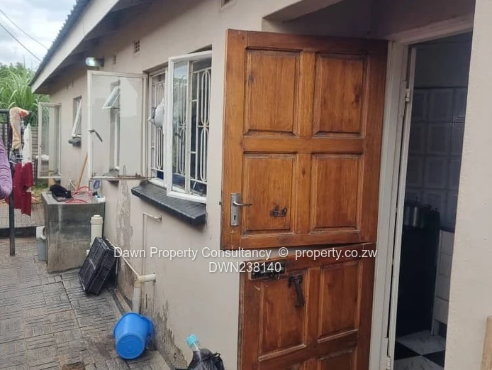 Luxurious Modern Oasis in Southlea Park! (Sole Mandate)